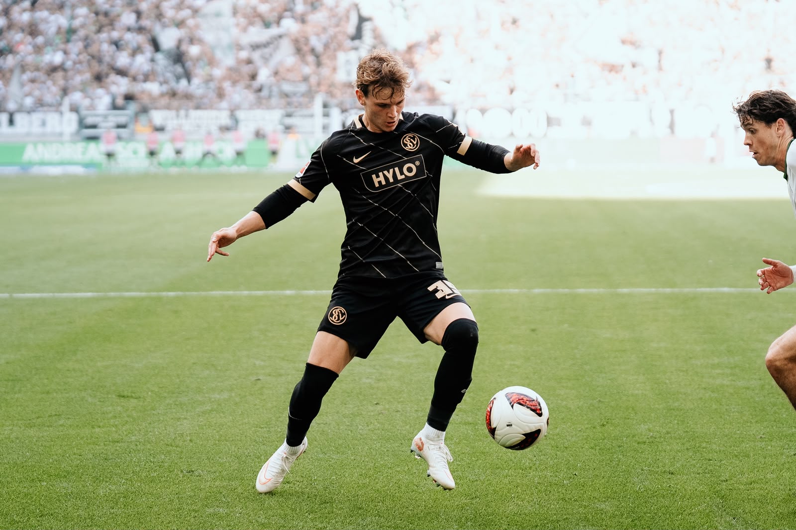 Cole Campbell controlling the ball in a black Elversberg jersey