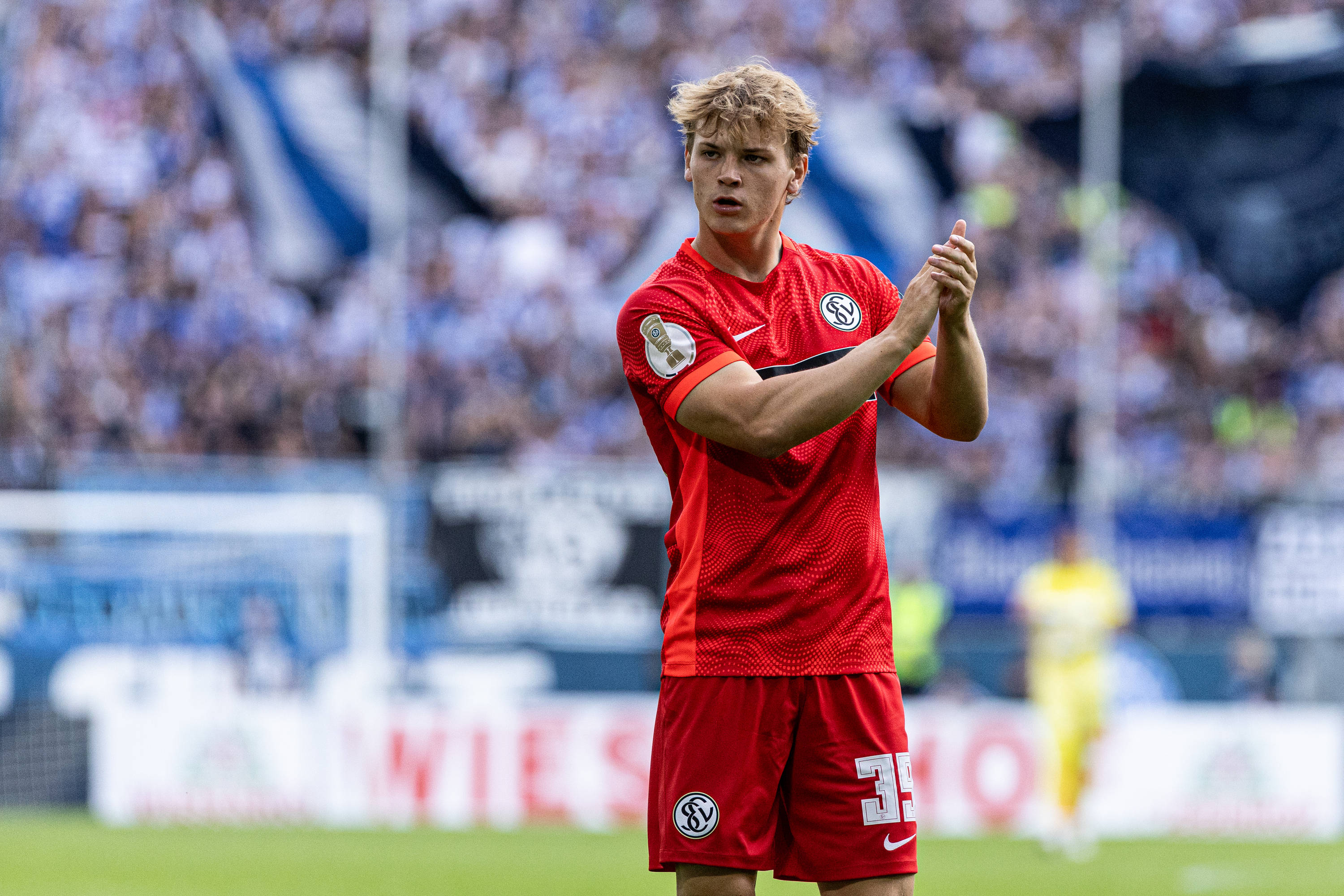 Cole Campbell applauding in a red SV Elversberg jersey
